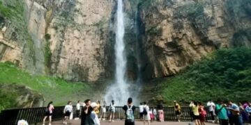 Turistëve ‘iu shit’ si ujëvara më e lartë kineze – shikoni se si u mashtruan miliona vizitorë