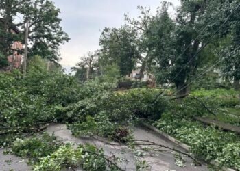 Stuhitë dhe tornadot godasin Chicagon, shkaktojnë kaos