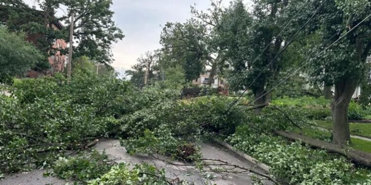 Stuhitë dhe tornadot godasin Chicagon, shkaktojnë kaos