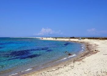 Greken 13-vjeçe e godet rrufeja në plazh, mbetet e vdekur në vend