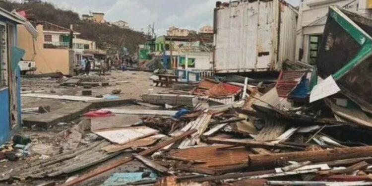 Tani pothuajse çdo banor i ishullit Union është i pastrehë, erërat që frynin me shpejtësi prej 240 km/h shkatërruan gjithçka