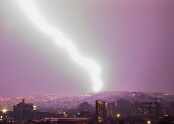 Rrufeja mbrëmë mbi qiellin e Sarajevës