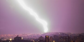 Rrufeja mbrëmë mbi qiellin e Sarajevës