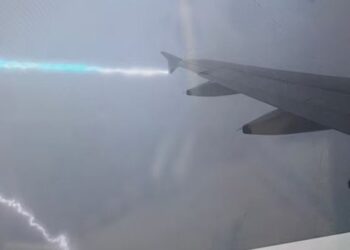 Ishte nisur drejt Londrës, rrufeja godet avionin me pasagjerë, detyrohet të bëjë ulje emergjente