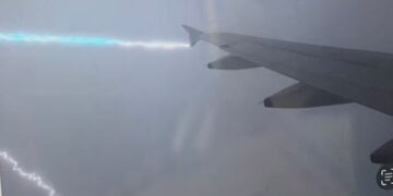 Ishte nisur drejt Londrës, rrufeja godet avionin me pasagjerë, detyrohet të bëjë ulje emergjente