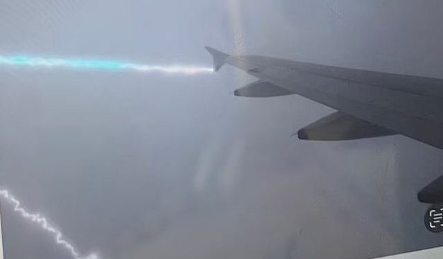 Ishte nisur drejt Londrës, rrufeja godet avionin me pasagjerë, detyrohet të bëjë ulje emergjente