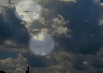 Dy avionë kalojnë ngjitur me njëri-tjetrin, për pak i shpëtojnë përplasjes në New York – kamera e një polici filmon gjithçka