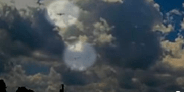 Dy avionë kalojnë ngjitur me njëri-tjetrin, për pak i shpëtojnë përplasjes në New York – kamera e një polici filmon gjithçka