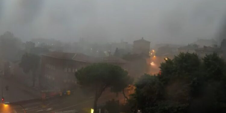 Stuhi në Kroaci dhe Slloveni: Reshjet e dendura, breshër e erëra të forta