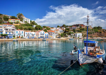 Nata nga 35 euro: Ishulli grek që është në listën e 10 destinacioneve më të përballueshme në botë