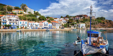 Nata nga 35 euro: Ishulli grek që është në listën e 10 destinacioneve më të përballueshme në botë