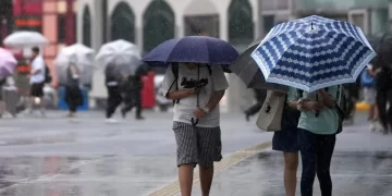 Stuhia e fuqishme pritet të godasë Japoninë, evakuohen njerëzit, Tokio anulon fluturimet dhe trenat