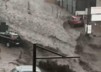 Stuhi e fortë në Itali, rrugët kthehen në lumenj