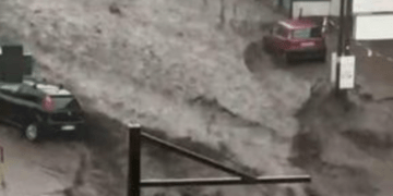 Stuhi e fortë në Itali, rrugët kthehen në lumenj