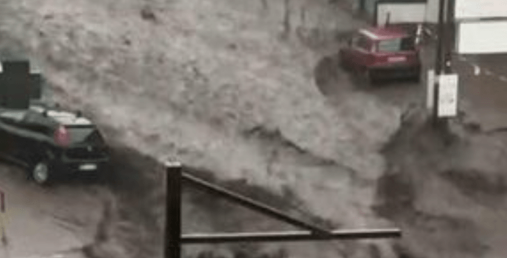 Stuhi e fortë në Itali, rrugët kthehen në lumenj