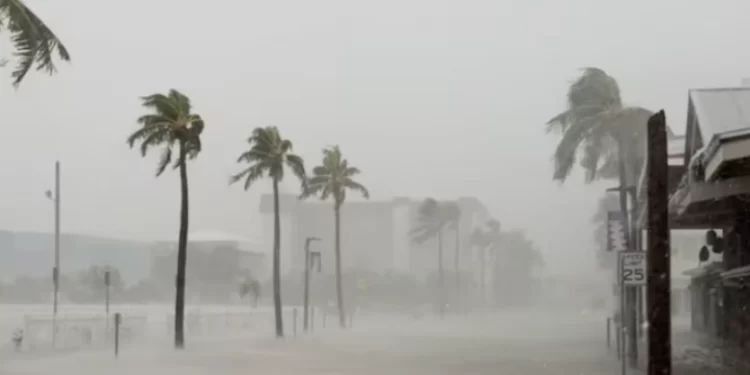 Uragani Debby godet Floridën