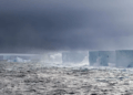 I bllokuar në “kurthin” e oqeanit, çfarë po ndodh me ajsbergun më të madh në botë