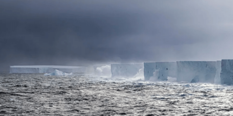 I bllokuar në “kurthin” e oqeanit, çfarë po ndodh me ajsbergun më të madh në botë
