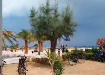 Rrufeja godet plazhin në Itali, lë tre të plagosur