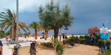 Rrufeja godet plazhin në Itali, lë tre të plagosur