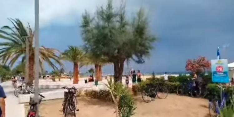 Rrufeja godet plazhin në Itali, lë tre të plagosur