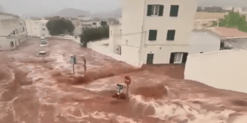 Stuhia në Spanjë, evakuohen banorët dhe anulohen fluturimet