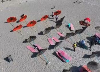 Lirohet një nga plazhet më të bukura të Shqipërisë, hiqen çadrat dhe lokalet që kishin zaptuar hapësirën publike