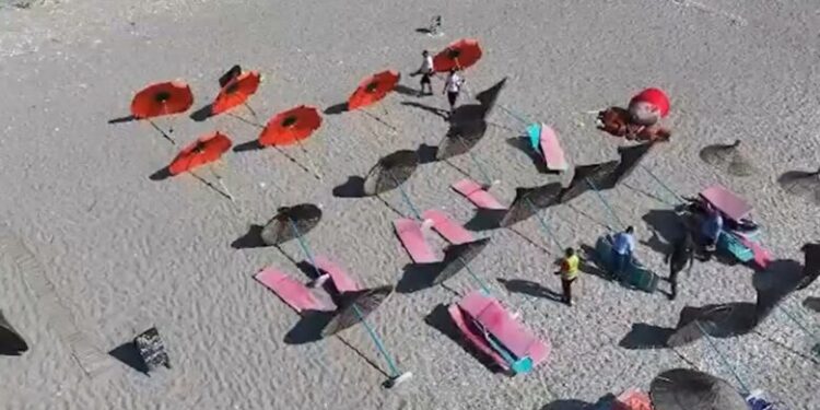 Lirohet një nga plazhet më të bukura të Shqipërisë, hiqen çadrat dhe lokalet që kishin zaptuar hapësirën publike