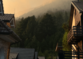 Situata me zjarret në Prevallë: Flakët iu afrohen vilave, largohen turistët