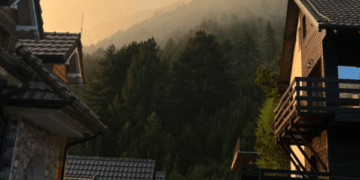 Situata me zjarret në Prevallë: Flakët iu afrohen vilave, largohen turistët