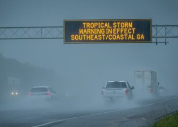 Uragani Debbie shkakton viktima në Florida, rrezik për përmbytje “katastrofike” nga stuhia tropikale