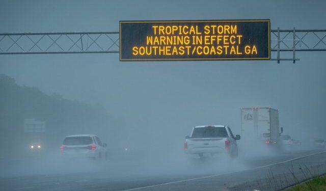 Uragani Debbie shkakton viktima në Florida, rrezik për përmbytje “katastrofike” nga stuhia tropikale