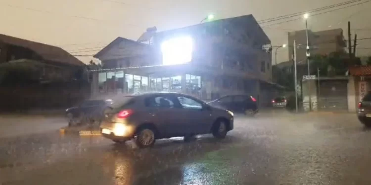 Stuhi dhe reshje intensive shiu në disa qytete në Shqipëri