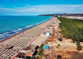 Plazhi në Shqipëri me çmime të lira të shezlongëve, e ujëra të pastra
