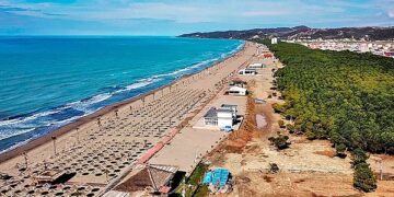 Plazhi në Shqipëri me çmime të lira të shezlongëve, e ujëra të pastra