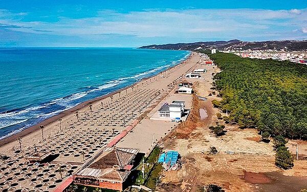 Plazhi në Shqipëri me çmime të lira të shezlongëve, e ujëra të pastra