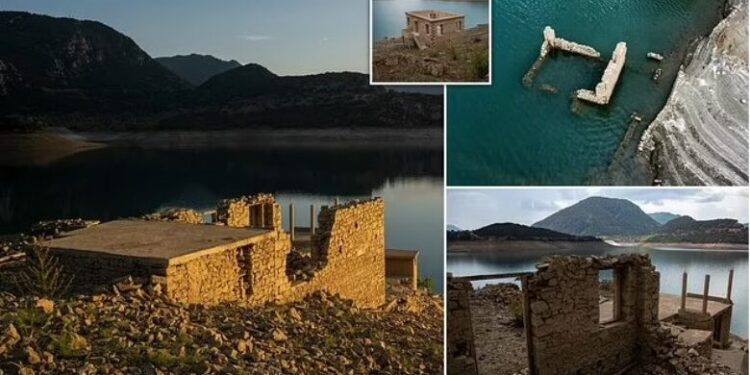 Thatësira në Greqi, pas 30 vitesh rishfaqet fshati në një liqen artificial