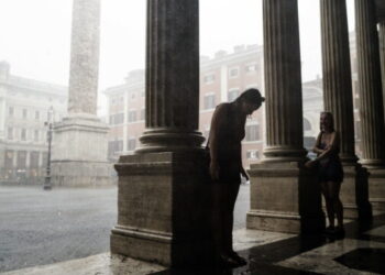 Stuhi në Romë, rrufeja shkakton dëme