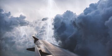 Momenti kur avioni ndodhet në mes të stuhisë tropikale