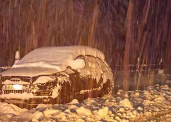 Alpet u mbuluan me 30 cm borë, ende po bie intensivisht