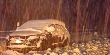 Alpet u mbuluan me 30 cm borë, ende po bie intensivisht