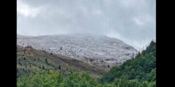 Bie bora e parë në Brezovicë