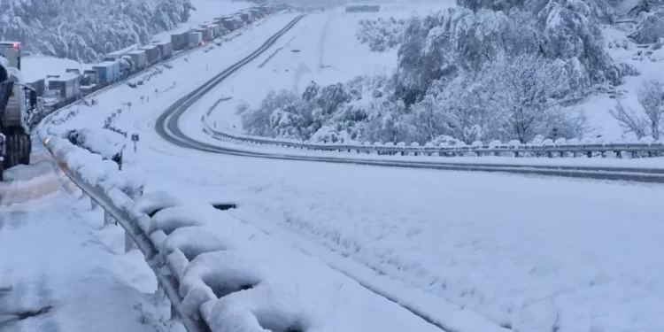 Stuhitë e borës në Afrikë të Jugut ua marrin jetën dy personave