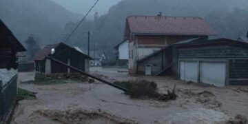 “Pemët e shtyllat po bien, bllokohet gjithçka” – raportohet për tri viktima nga përmbytjet në Bosnjë