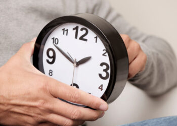 Akrepat lëvizin një orë mbrapa, me këtë datë ndërrohet ora