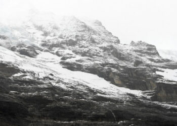 Çfarë po ndodh në Alpe? Shkrirja e akullnajave  detyrojnë Zvicrën dhe Italinë të ripërcaktojnë kufirin