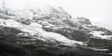 Çfarë po ndodh në Alpe? Shkrirja e akullnajave detyrojnë Zvicrën dhe Italinë të ripërcaktojnë kufirin