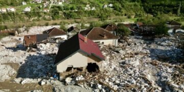 Rritet numri i viktimave nga përmbytjet në Bosnjë, Google Maps shënjon rrugët e mbyllura për trafik