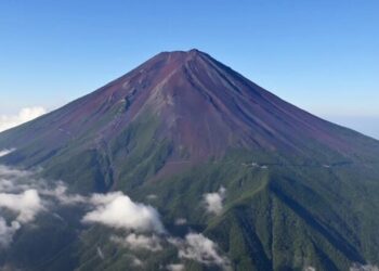 Mali Fuji ende pa borë këtë vit duke thyer një rekord të gjatë