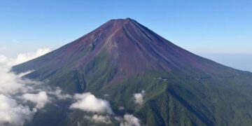 Mali Fuji ende pa borë këtë vit duke thyer një rekord të gjatë